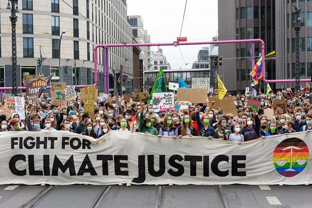 Greta Thunberg (weißes T-Shirt und Megaphon mitte-rechts) und Luisa Neubauer (daneben in Grün) im Demonstrationszug von Fridays For Future, Berlin, 24.09.21